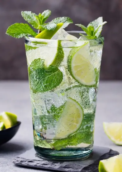 MOJITO ALPIN - RECETTE COCKTAIL Cette image représente le mojito alpin, recette que nous présentons.
